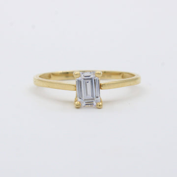 Anillo de Compromiso en Oro 14k con Diseño Fino y Delgado Incrustado con Zirconia Rectangular mod. 10410