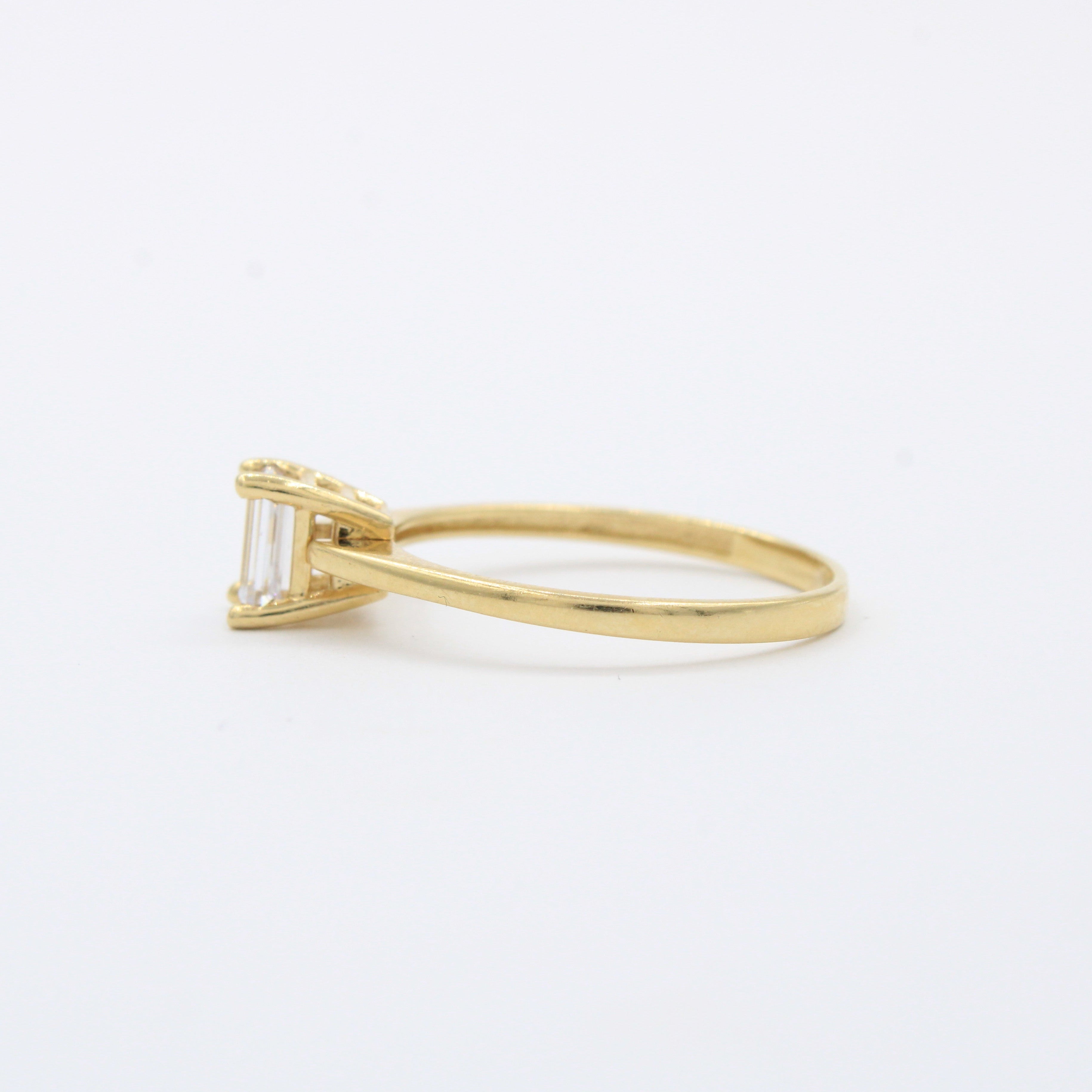 Anillo de Compromiso en Oro 14k con Diseño Fino y Delgado Incrustado con Zirconia Rectangular mod. 10410