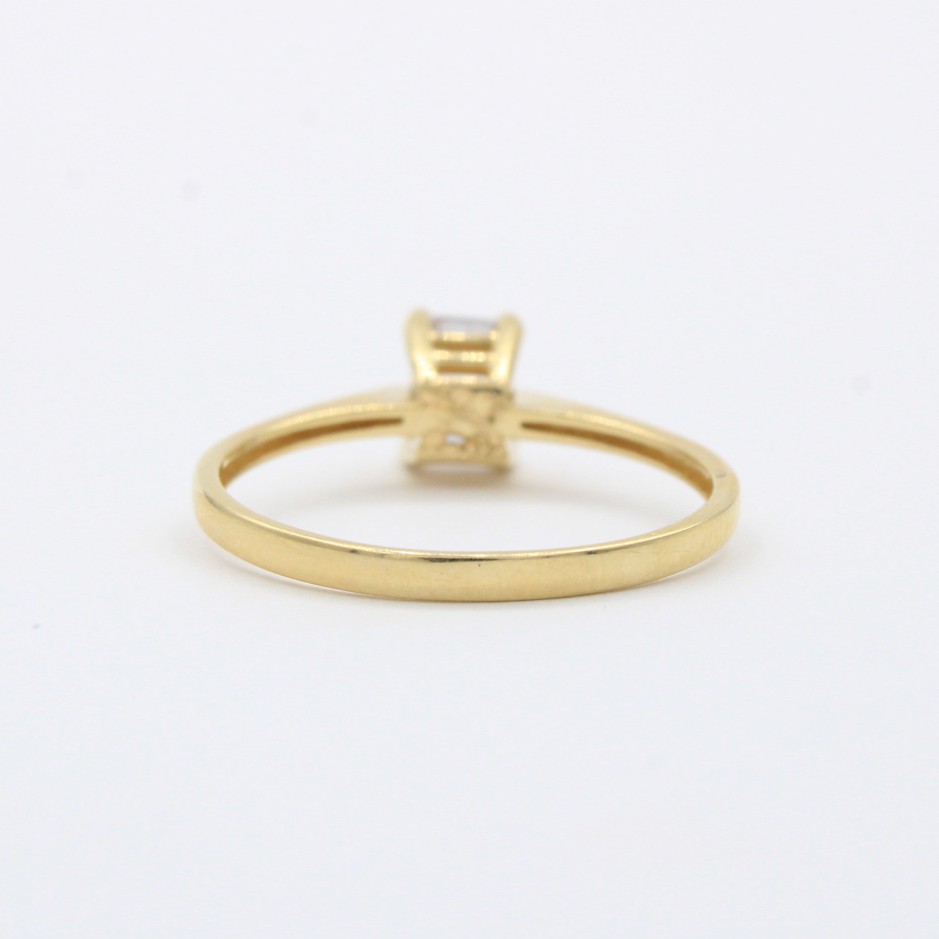 Anillo de Compromiso en Oro 14k con Diseño Fino y Delgado Incrustado con Zirconia Rectangular mod. 10410