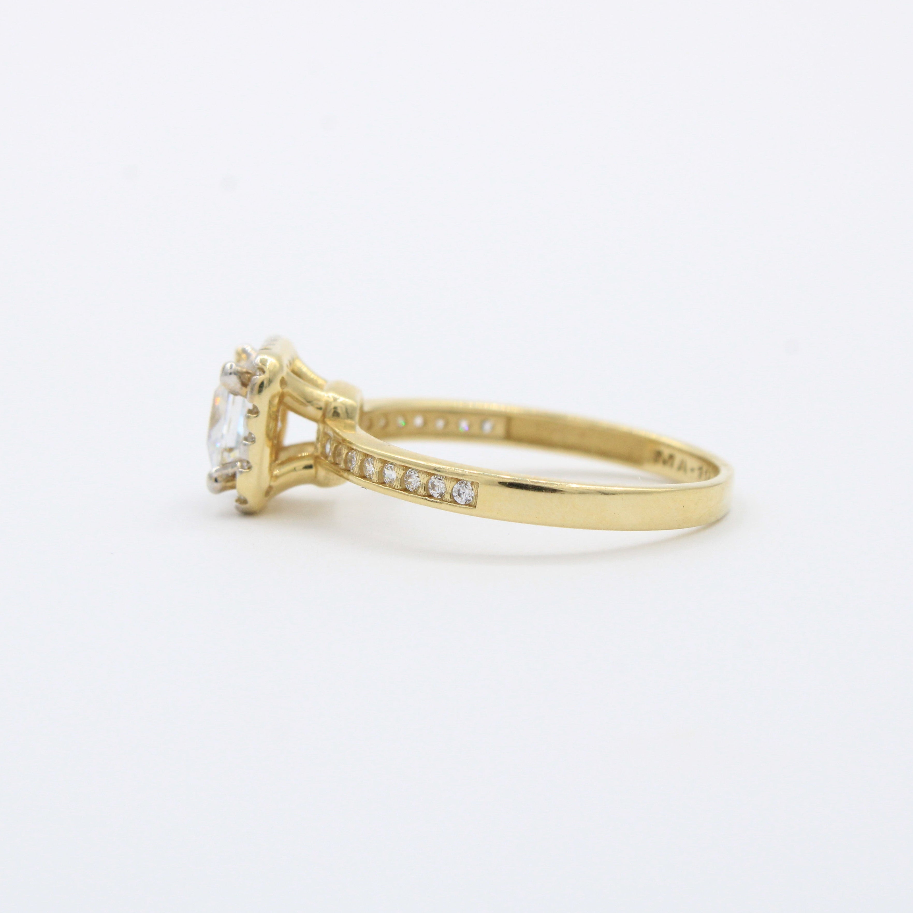 Anillo de Compromiso en Oro 14k Modelo Elegante con Incrustación Especial de Zirconias mod. 10411