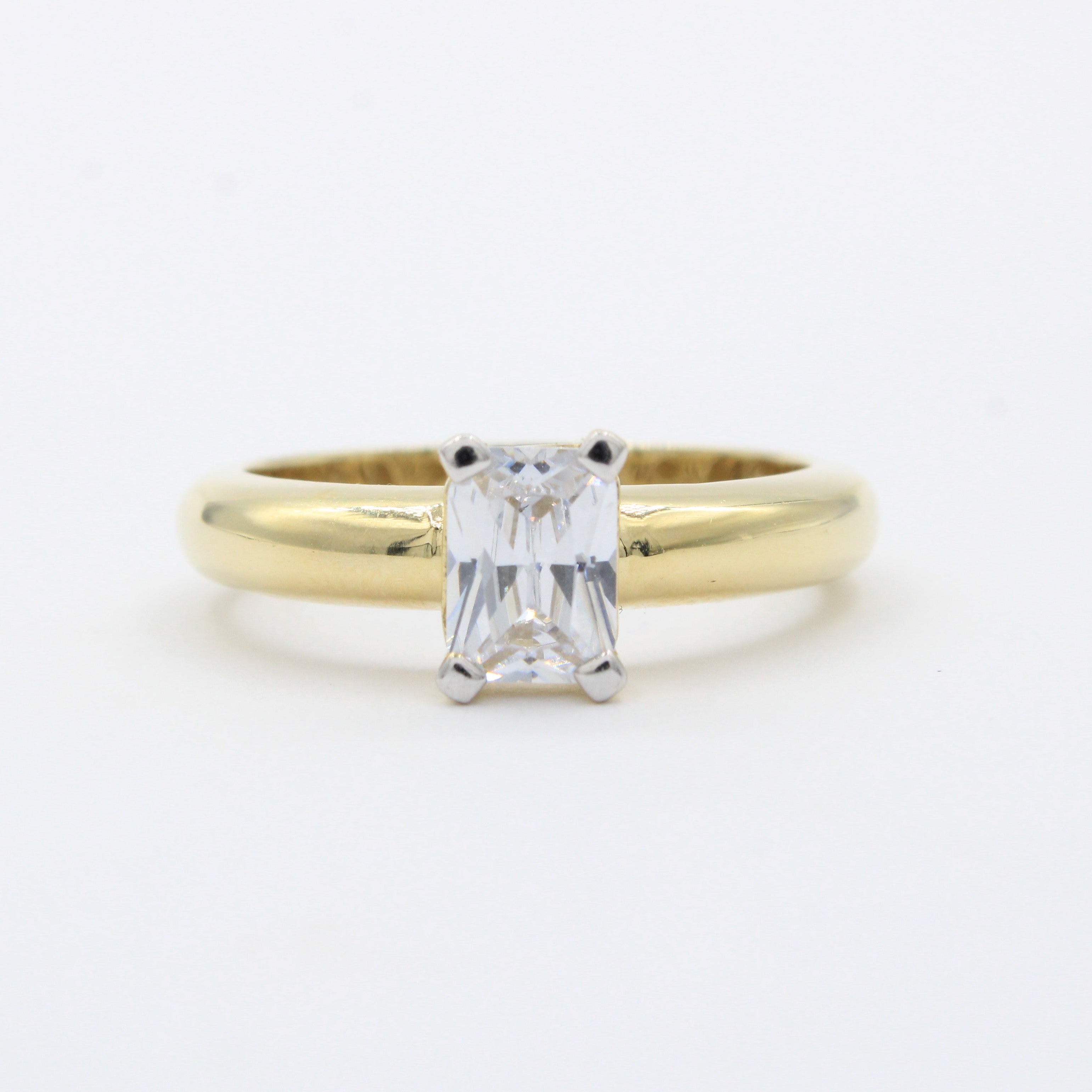 Anillo de Compromiso en Oro 14k de Diseño Grueso con Zirconia de Corte Rectangular mod. 10421