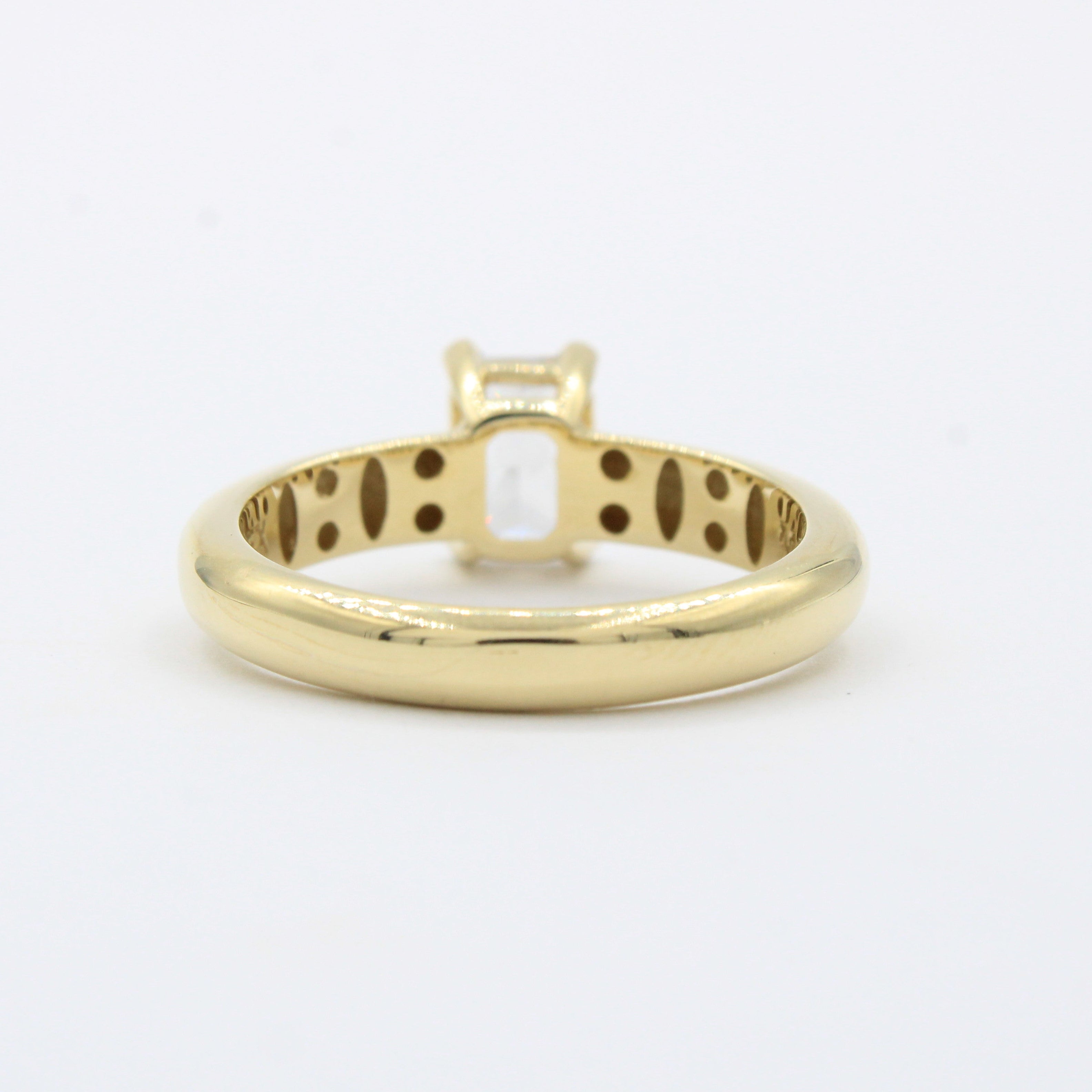 Anillo de Compromiso en Oro 14k de Diseño Grueso con Zirconia de Corte Rectangular mod. 10421