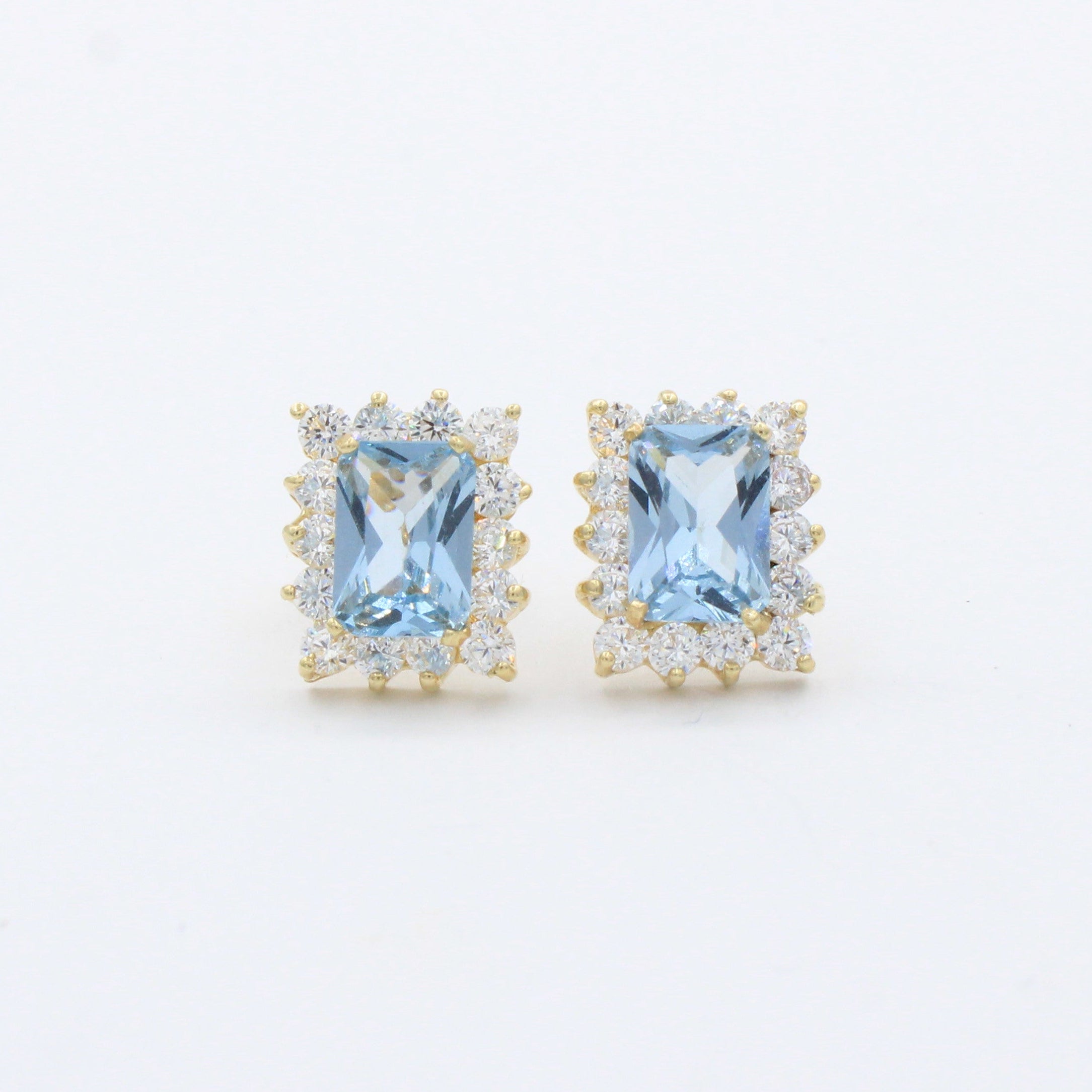Arete de Oro 14k con Zirconia Rectangular Color Azul y Biselado Brillante mod. 10430