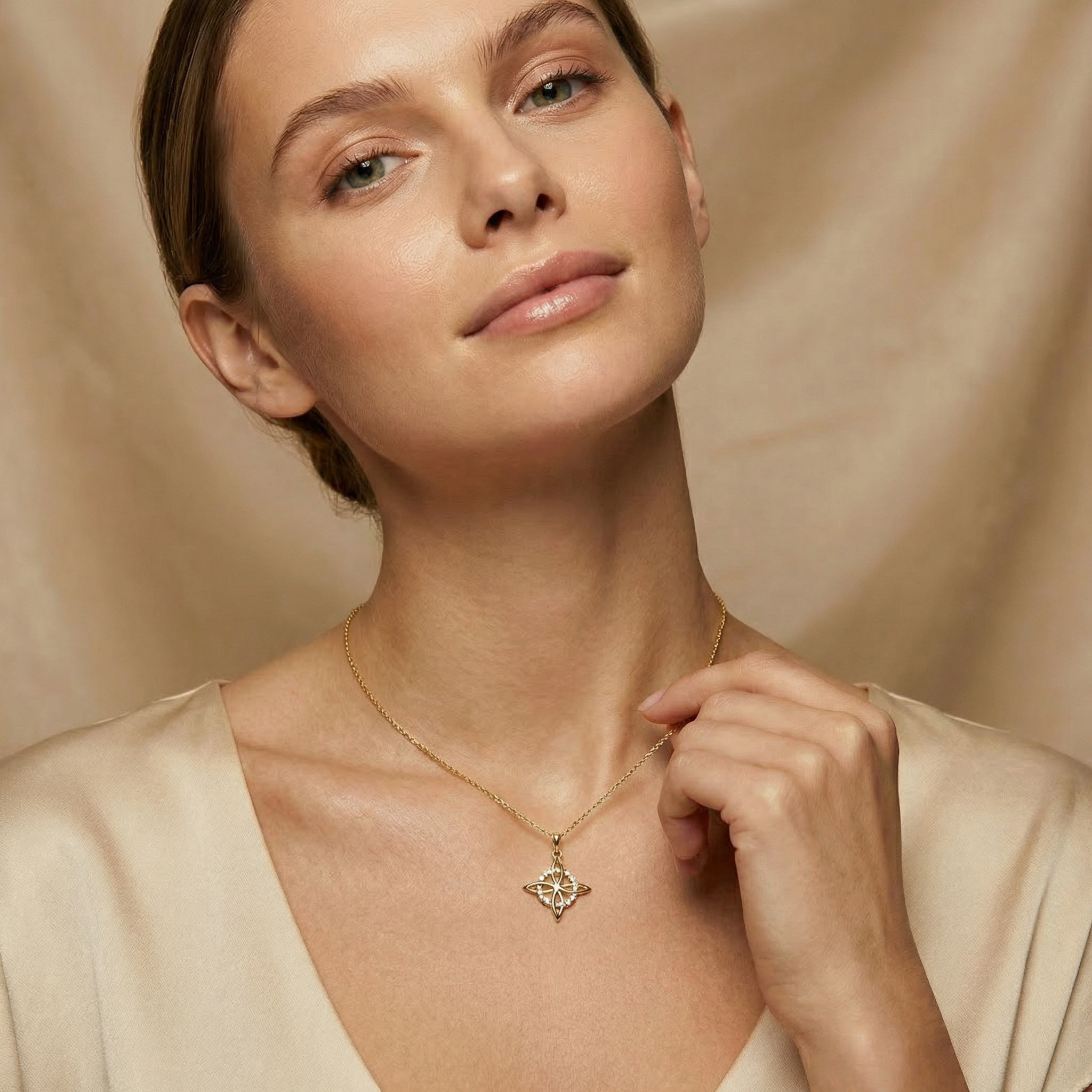 Dije de Oro 14k Nudo de Bruja con Círculo de Zirconias mod. 10801