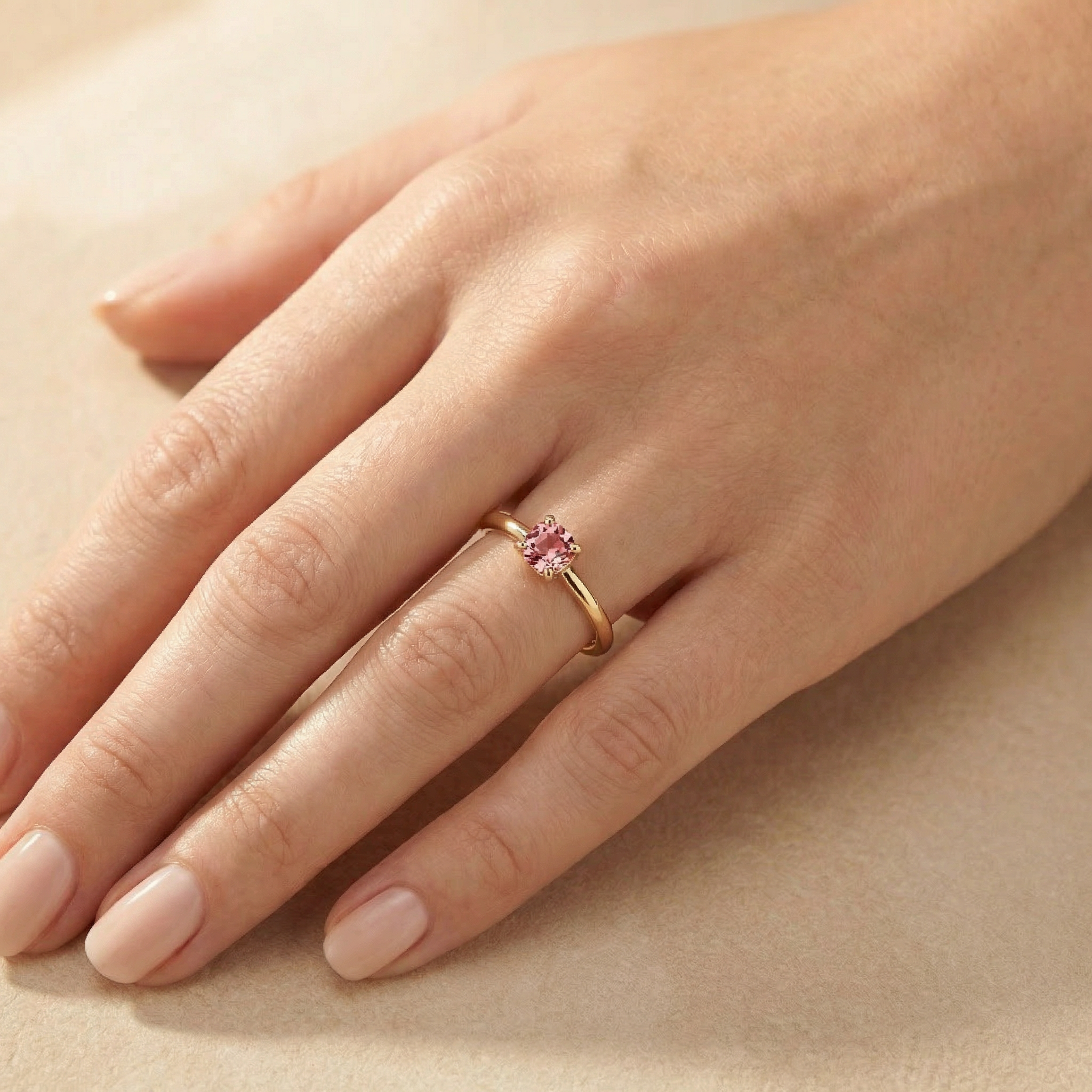 Anillo de Oro 14k de Diseño Fino con Zirconia Facetada Redonda de Tono Rosa mod. 10746