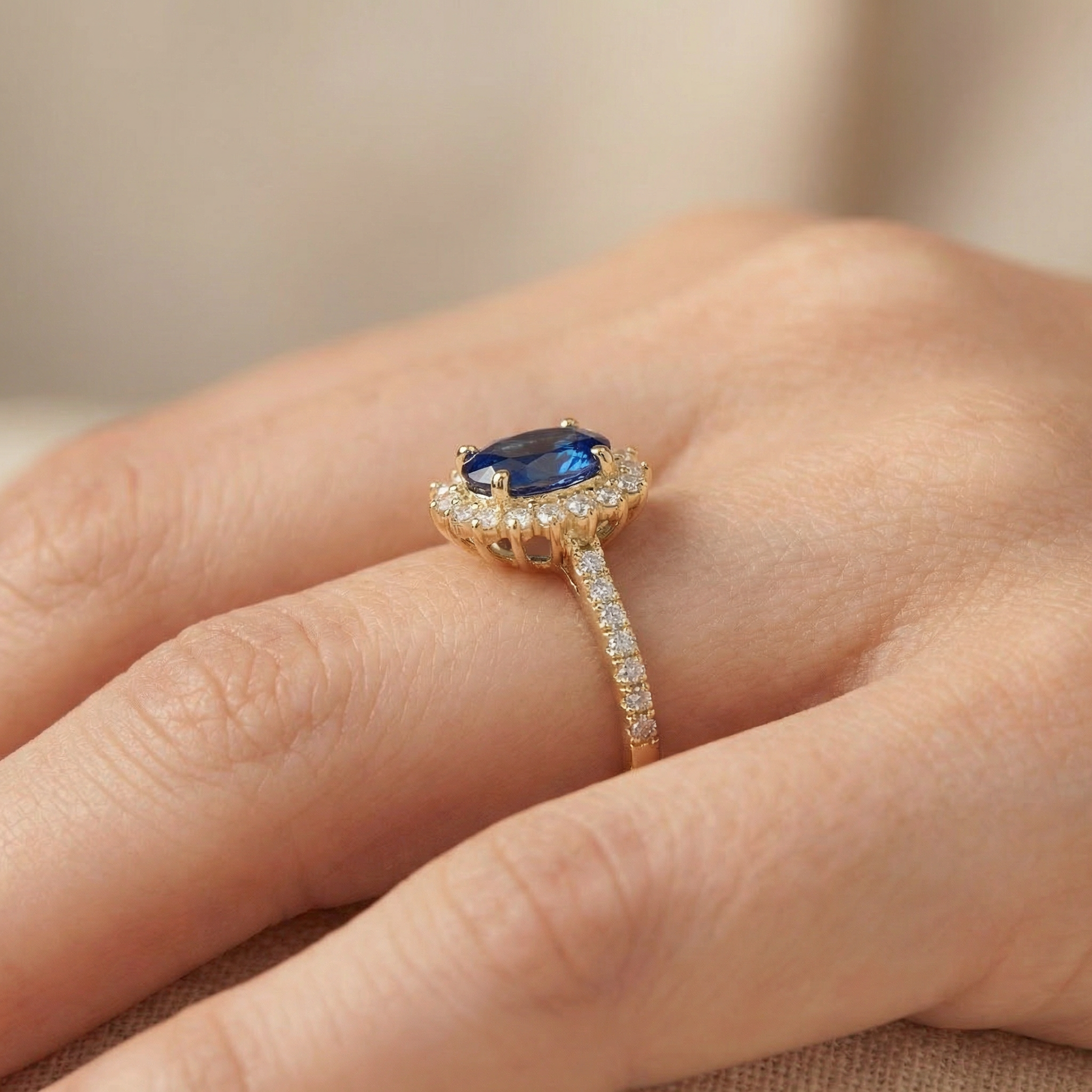 Anillo de Oro 14k Diseño Elegante con Zirconias Finas y Zirconia Color Azul Profundo mod. 10750