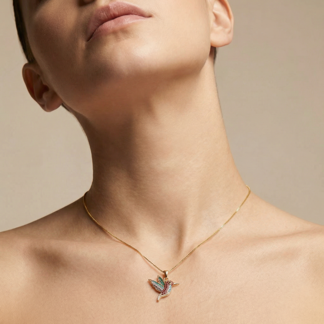 Dije de Oro 14k Colibrí con Plumaje de Zirconias de Tonos Brillantes mod. 10773