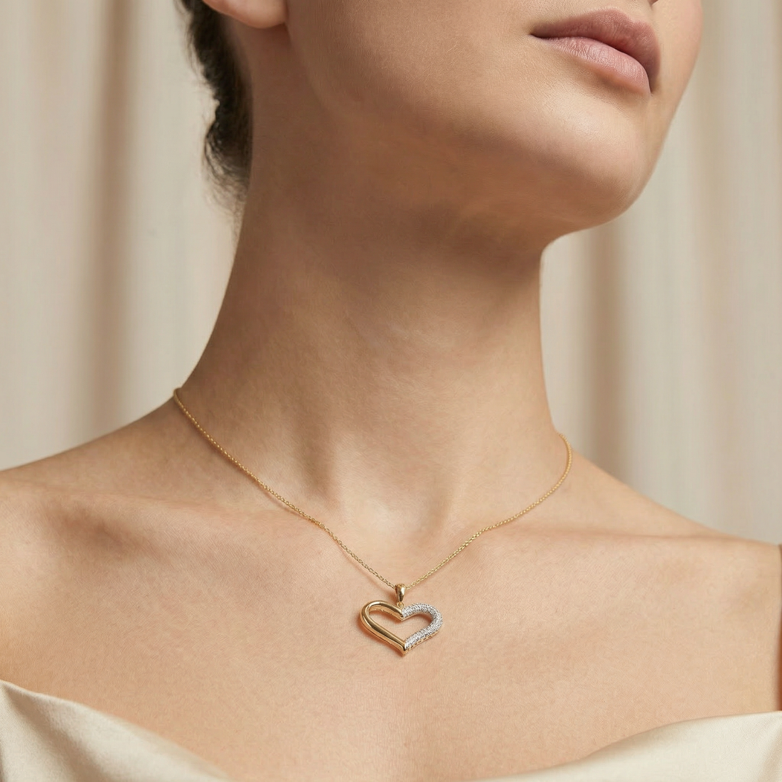 Dije de Oro 14k Corazón Tubular con Mitad Incrustada con Zirconoias Finas mod. 10775