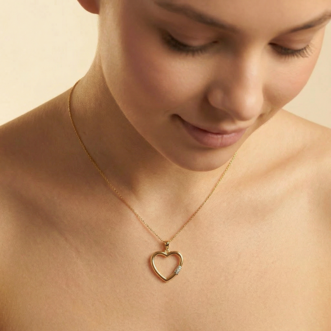 Dije de Oro 14k Corazón Hueco de Diseño Tubular Detallado con Diamantado Blanco mod. 10776