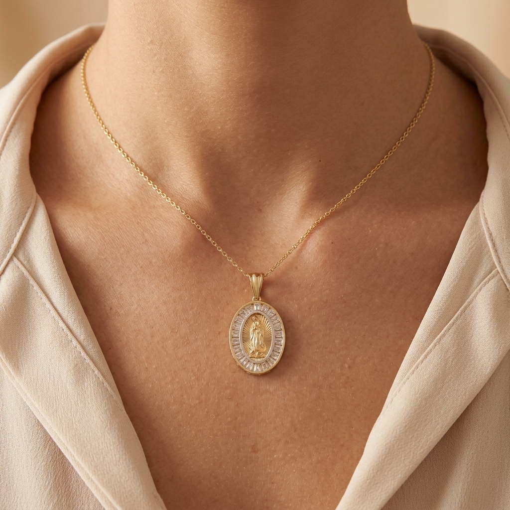 Medalla de Oro 14k Virgen de Guadalupe Mediana con Borde de Zirconias mod. 11097