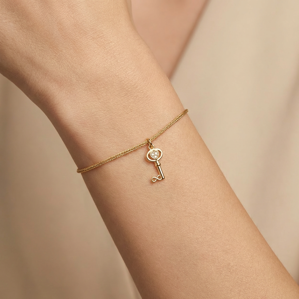 Charm de Oro 14k Diseño de Llave con Incrustación de Zirconias Finas en Corazón mod. 10671