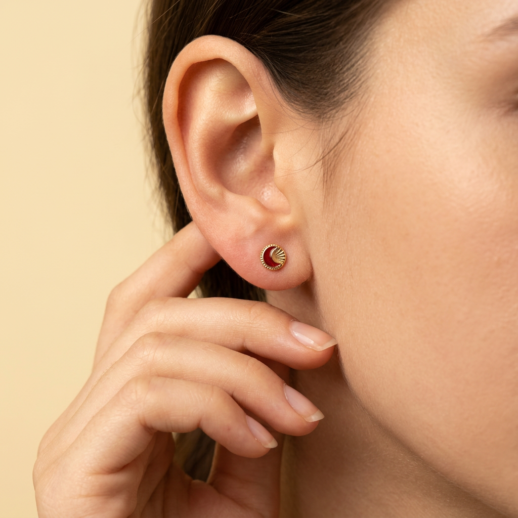 Broquel de Oro 14k Luna con Zirconia Color Rojo Incrustada Mod. 11164