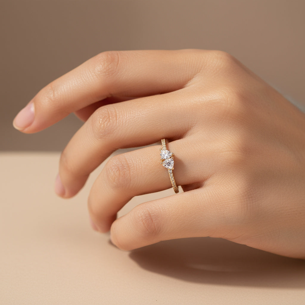 Anillo de Oro 14k con Incrustaciones Finas y Doble Zirconia en el Centro mod. 9947