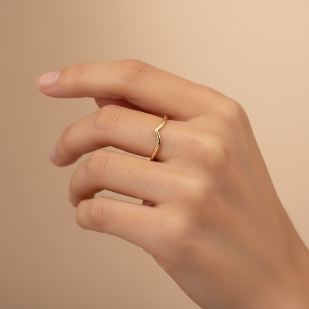 Anillo de Oro 14k Diseño V Punta Elegante liso mod. 9936