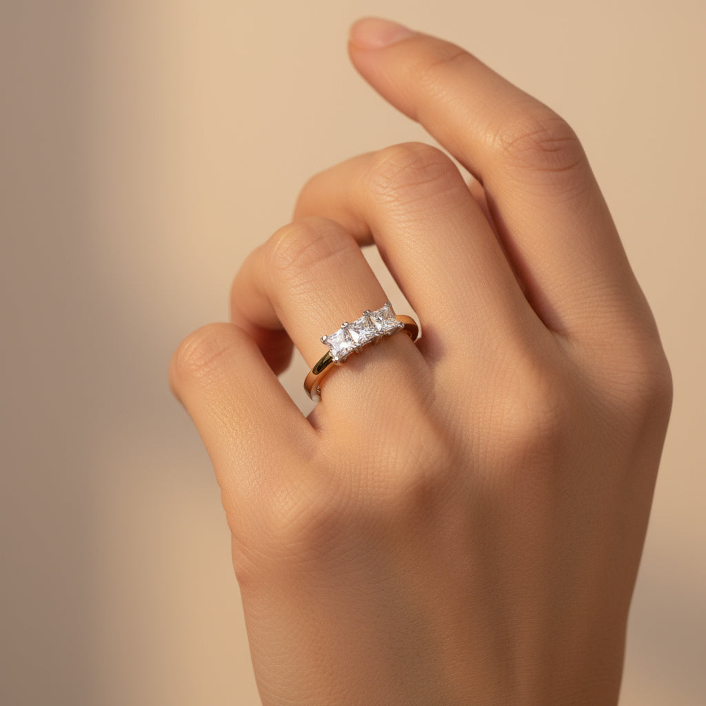 Anillo de Oro 14k Liso con Triple Zirconia en el Centro mod. 9964