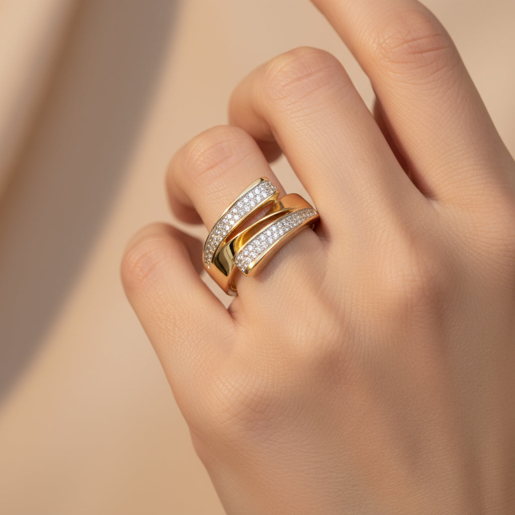 Anillo de Oro 14k Diseño Especial con Zirconias Engastadas en Alto Relieve mod. 9987