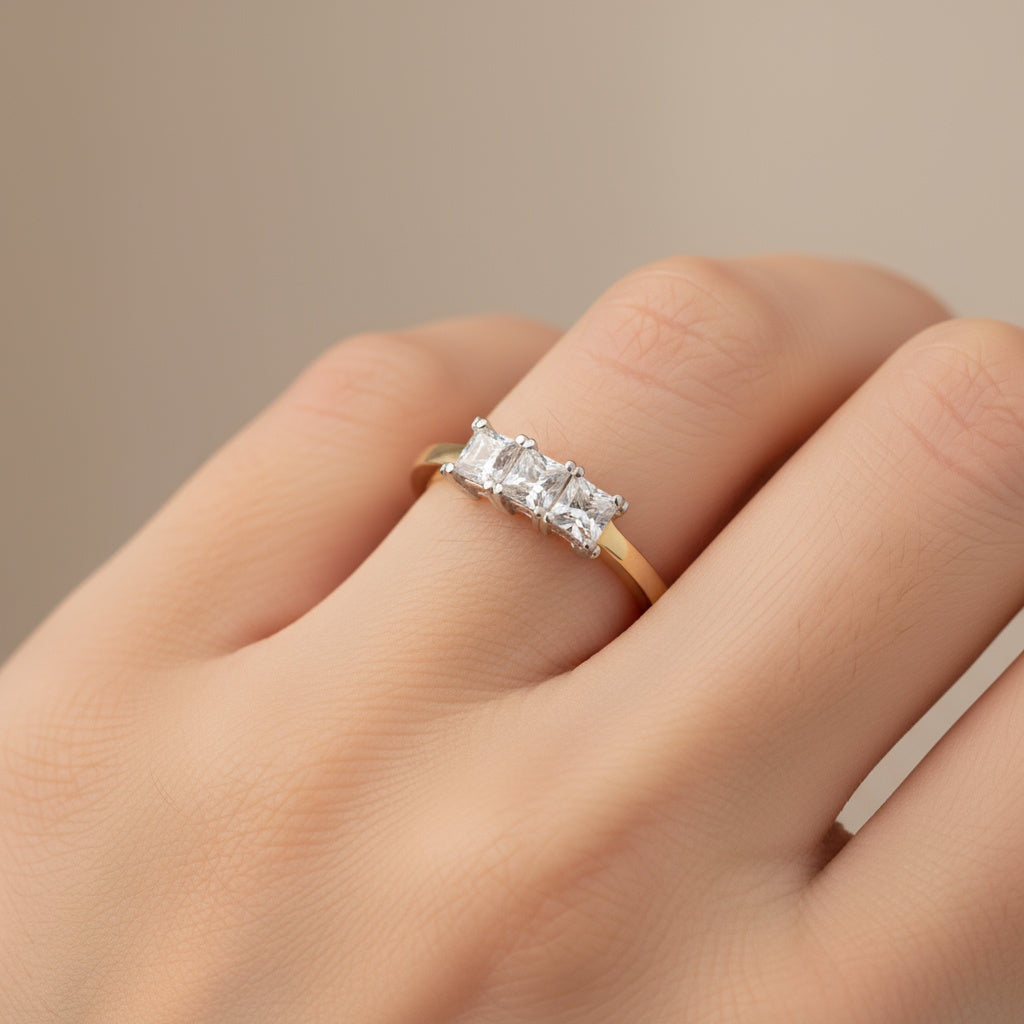 Anillo de Oro 14k Liso con Triple Zirconia en el Centro mod. 9964