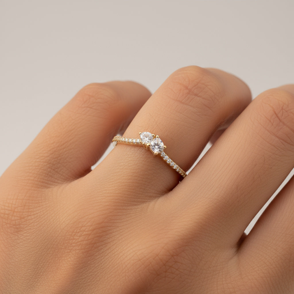 Anillo de Oro 14k con Incrustaciones Finas y Doble Zirconia en el Centro mod. 9947