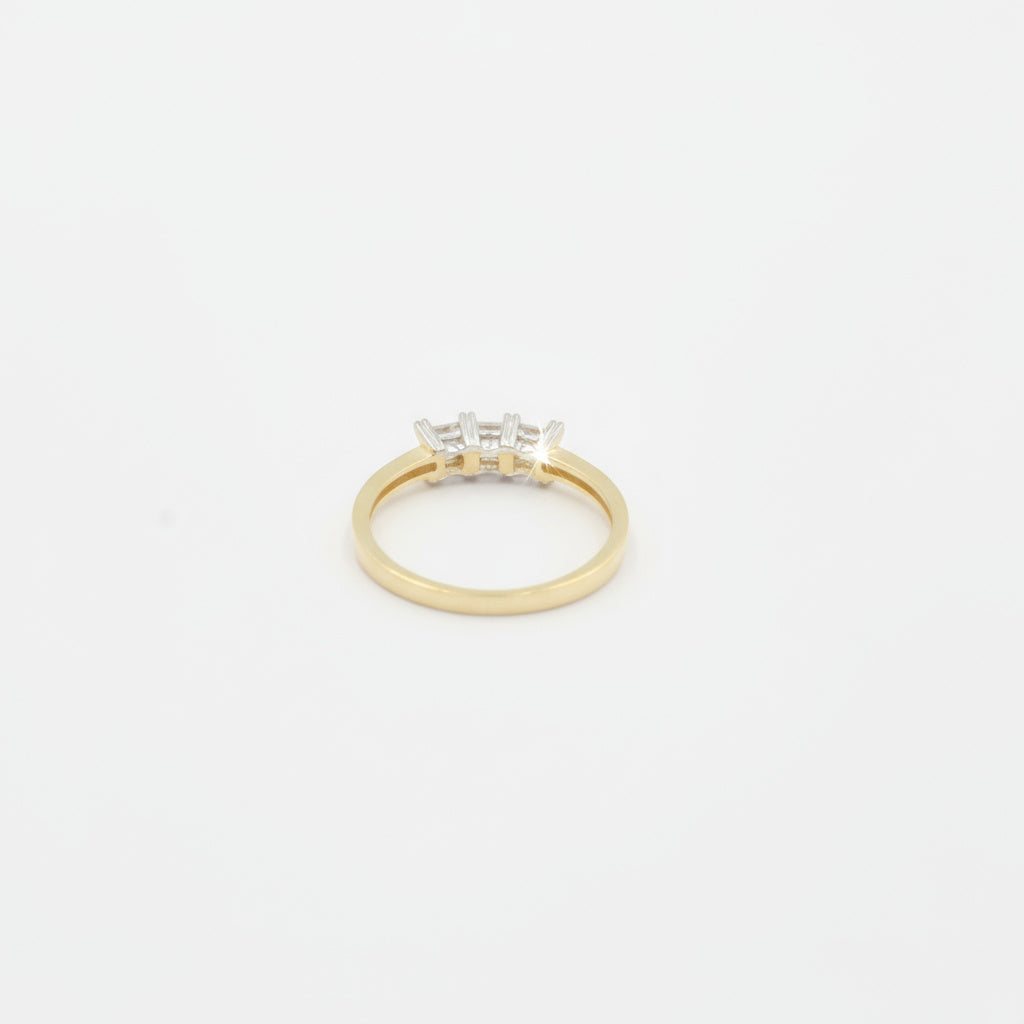 Anillo de Oro 14k Liso con Triple Zirconia en el Centro mod. 9964