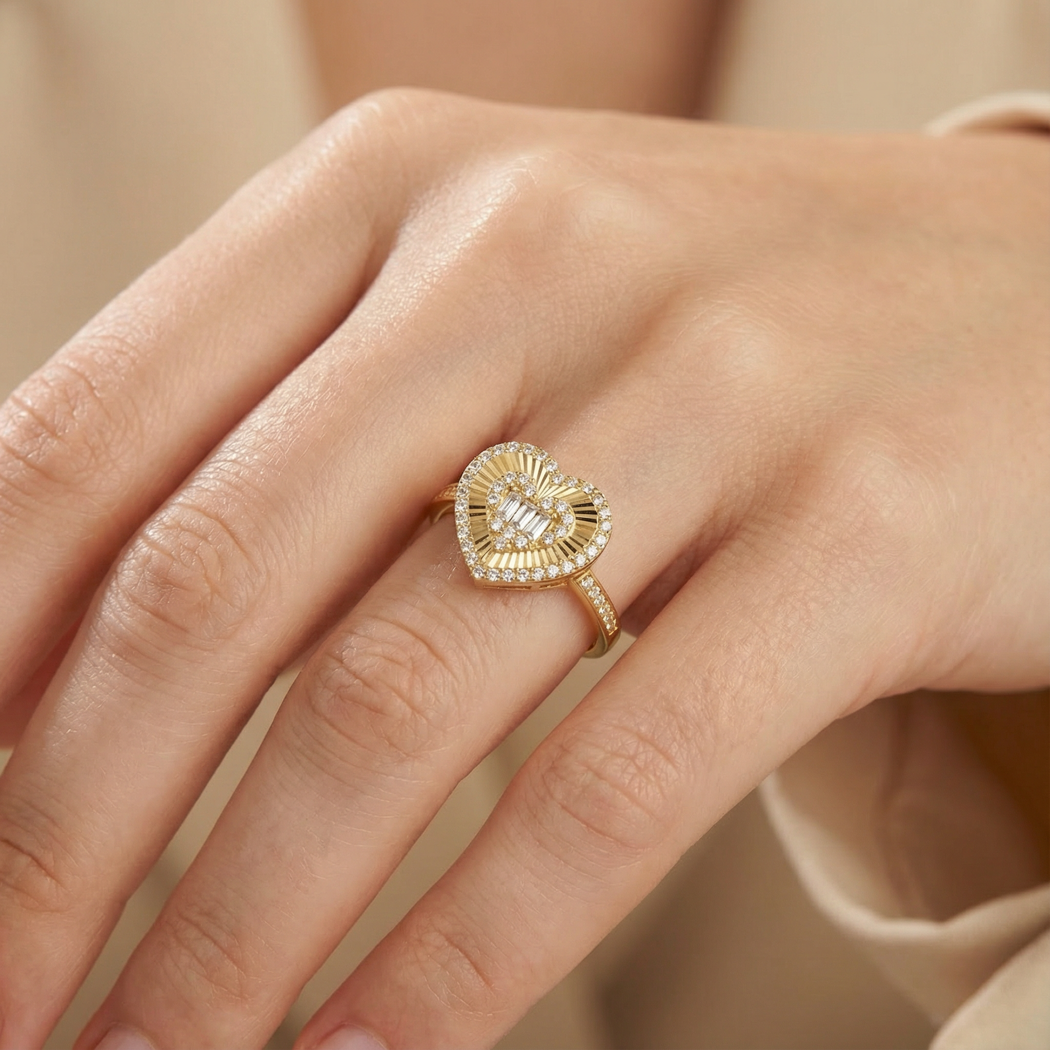 Anillo de Oro 14k Corazón Diamantado con Incrutsación de Zirconias mod. 10228