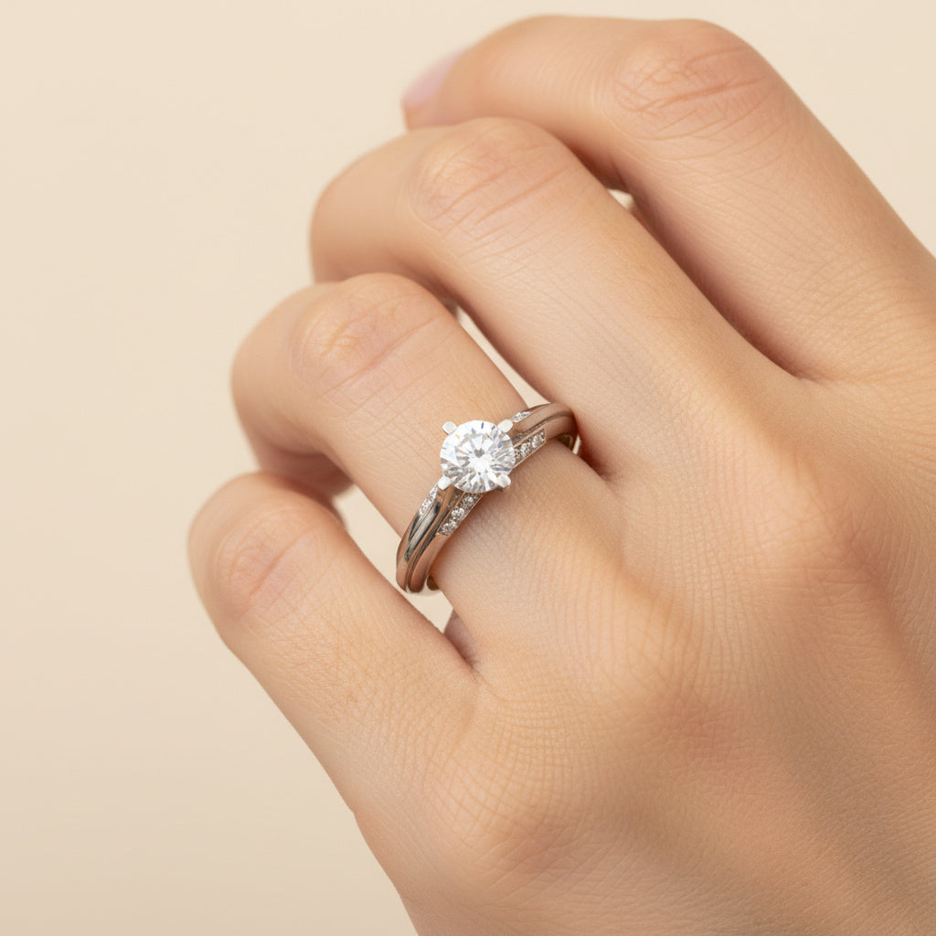 Anillo de Compromiso en Oro 14k Diseño con Zirconias Finas en Segundo Plano mod. 10397