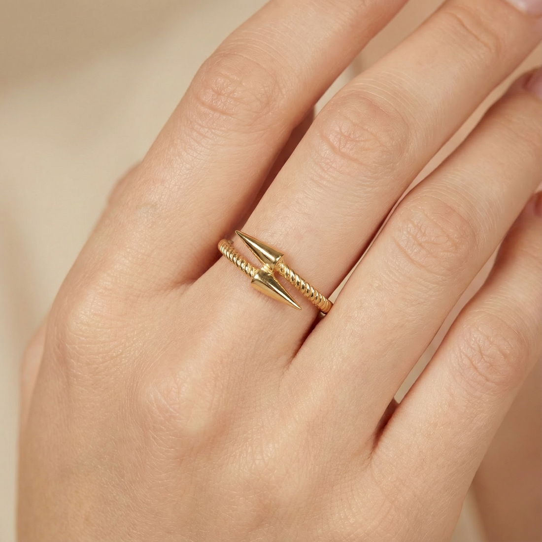 Anillo de Oro 14k Flecha de Doble Punta de Diseño Enrollado mod. 10283