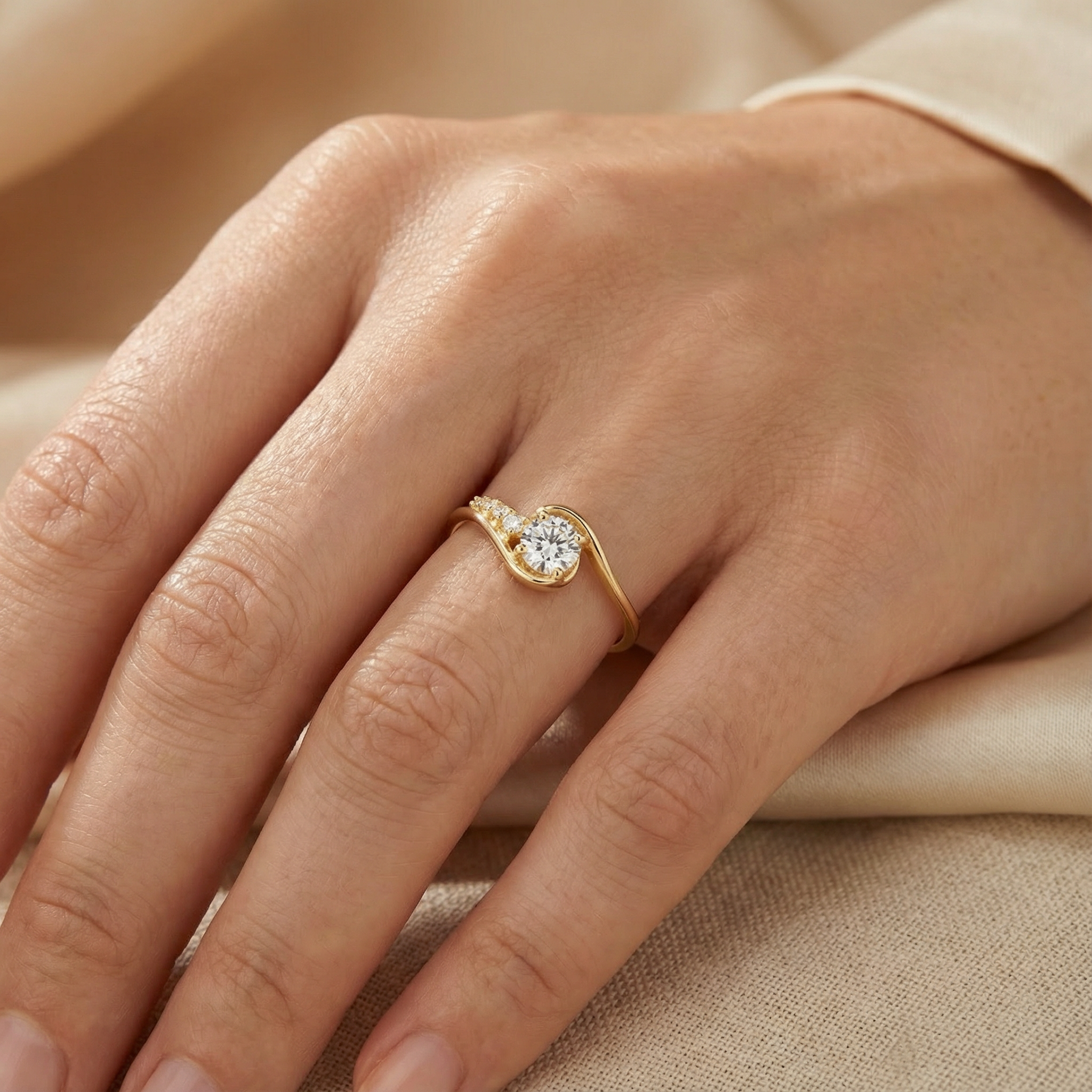 Anillo de Compromiso en Oro 14k Modelo Cruzado con Zirconias Finas mod. 10215