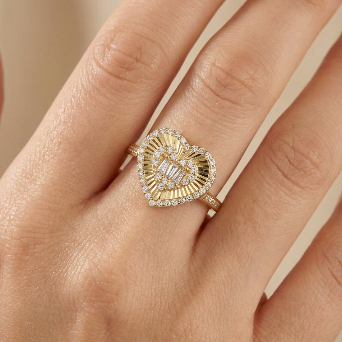 Anillo de Oro 14k Corazón Diamantado con Incrutsación de Zirconias mod. 10228