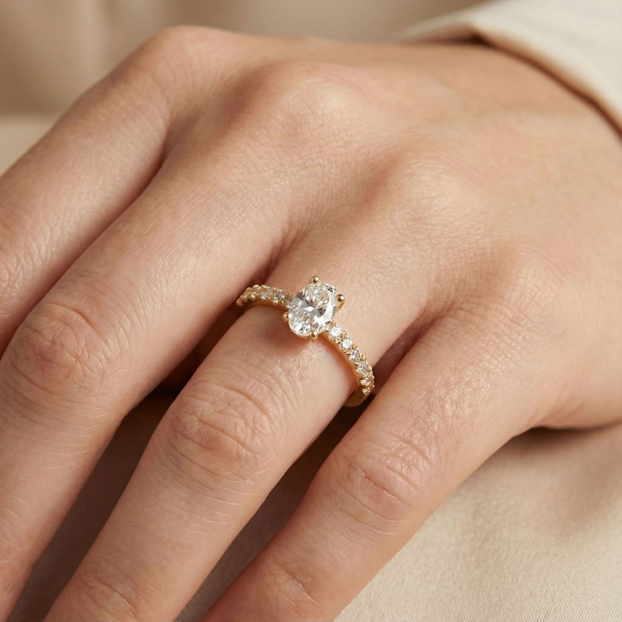 Anillo de Compromiso en Oro 14k con Zirconia Oval Brillante mod. 10267