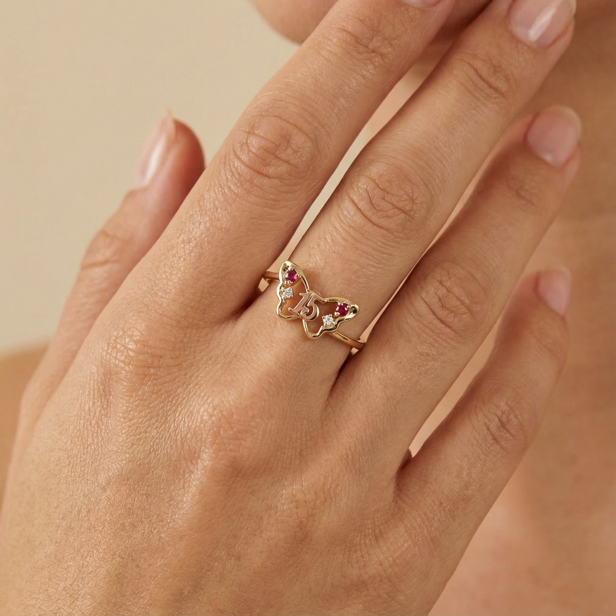 Anillo XV Años de Oro 14k con Forma de Mariposa con Número 15 mod. 10205