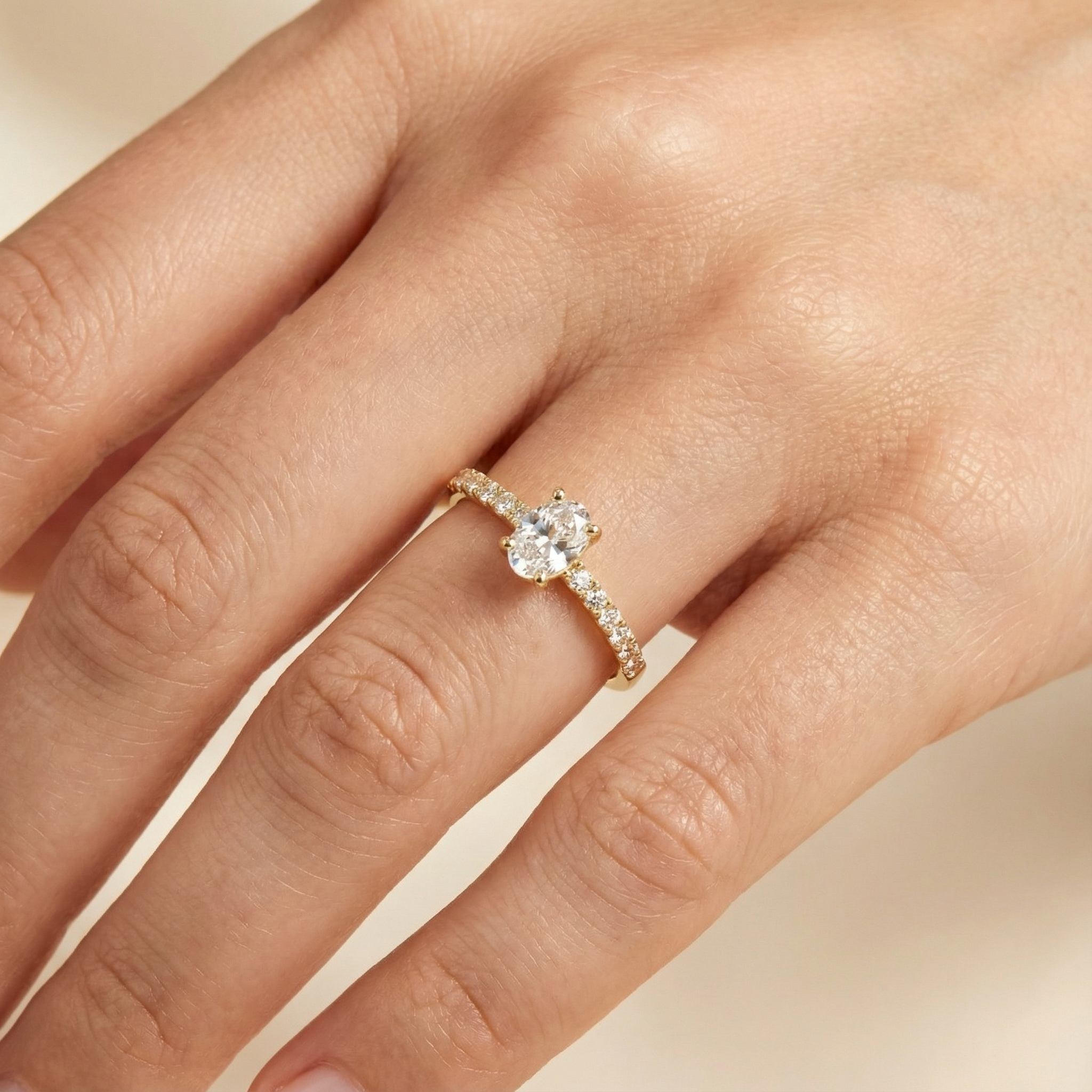 Anillo de Compromiso en Oro 14k con Zirconia Oval Brillante mod. 10267