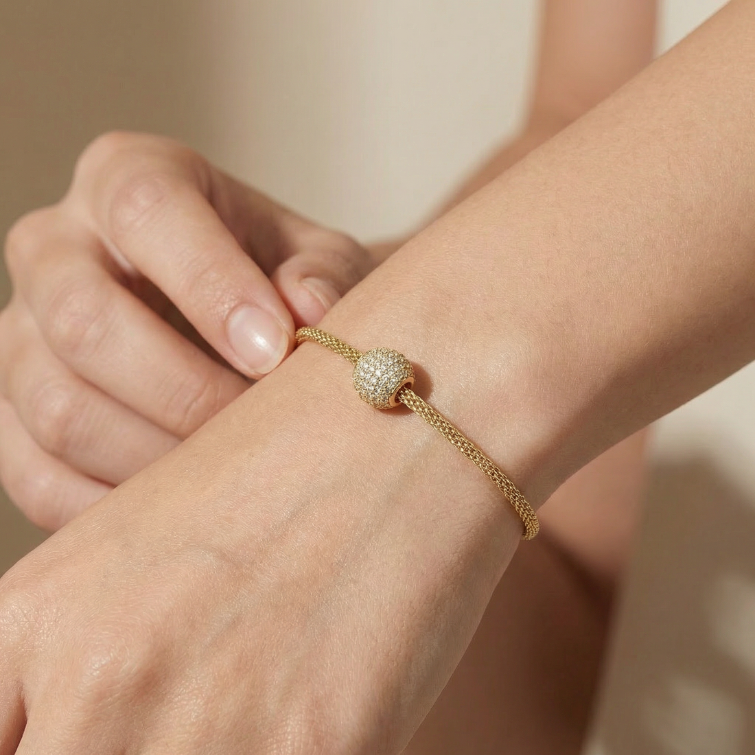 Charm de Oro 14k Bola de Fuego Fina con Incrustación de Zirconias mod. 10651