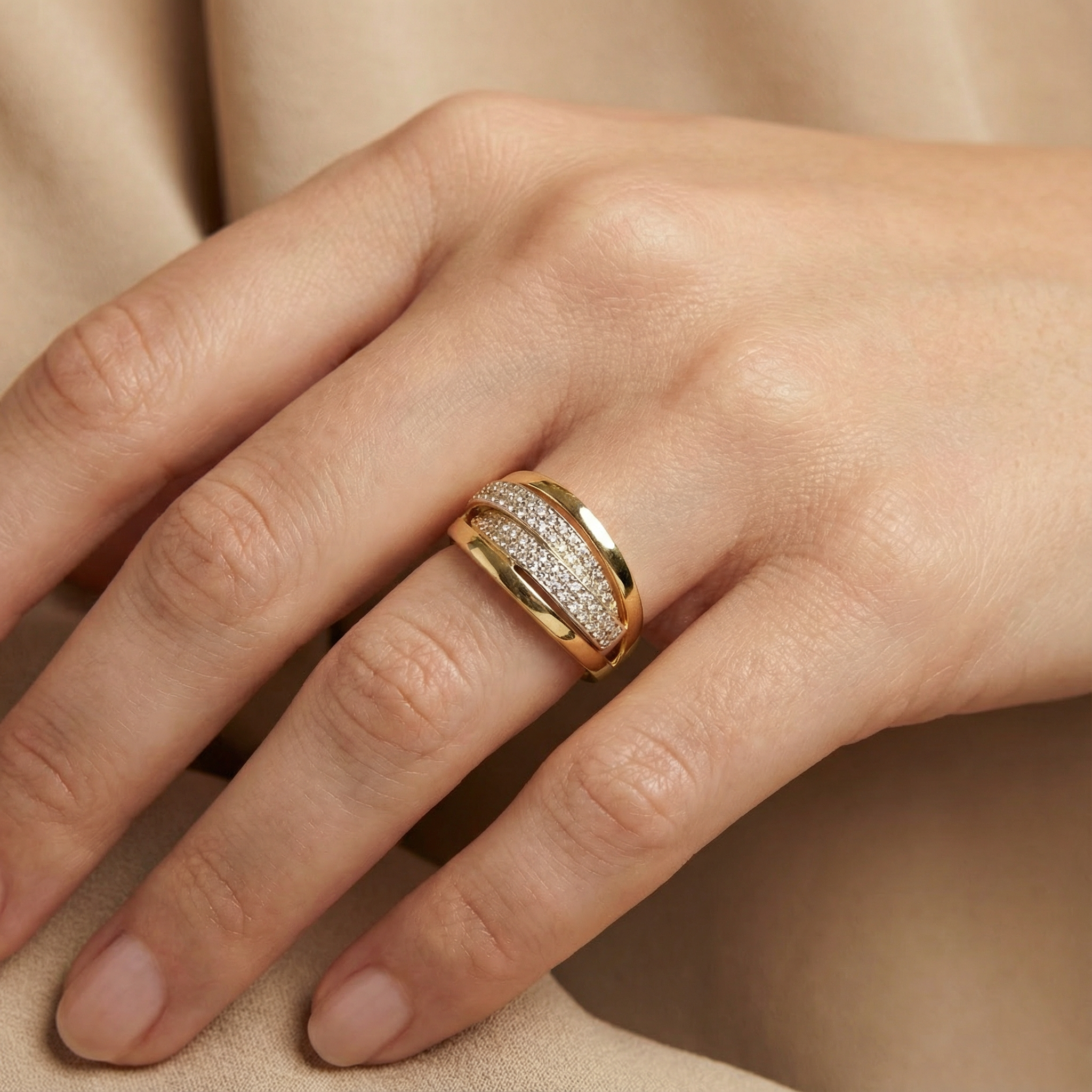 Anillo de Oro 14k Modelo Elegante con Líneas Incrustadas de Zirconias mod. 10277