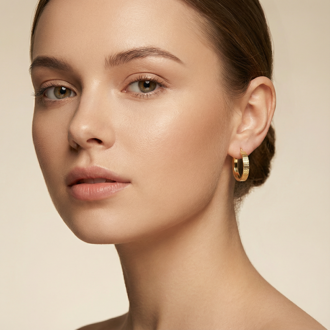 Arracada de Oro 14k Diseño Redondo Estilo Inflado Hueco con Diamantado Exterior mod. 10309