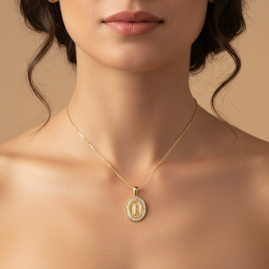 Medalla de oro 14k Virgen de Guadalupe Diseño Oval con Marco de Zirconias y Detalle de Greca mod. 10185