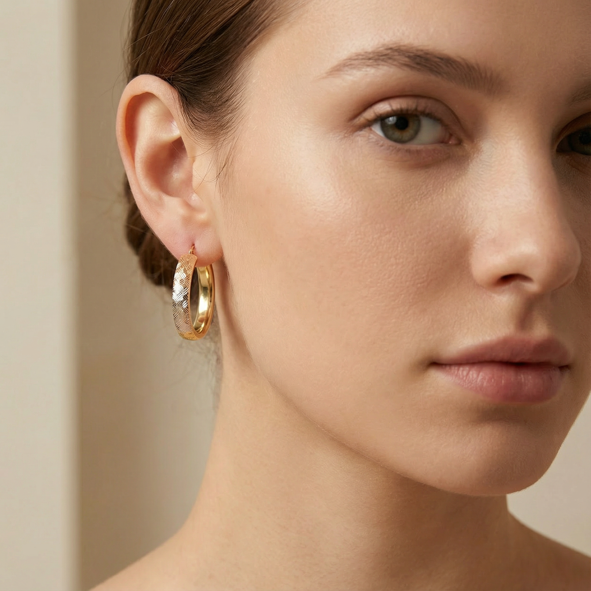 Arracada de Oro 14k Diseño Redondo con Diamantado Fino de Rombo mod. 10313