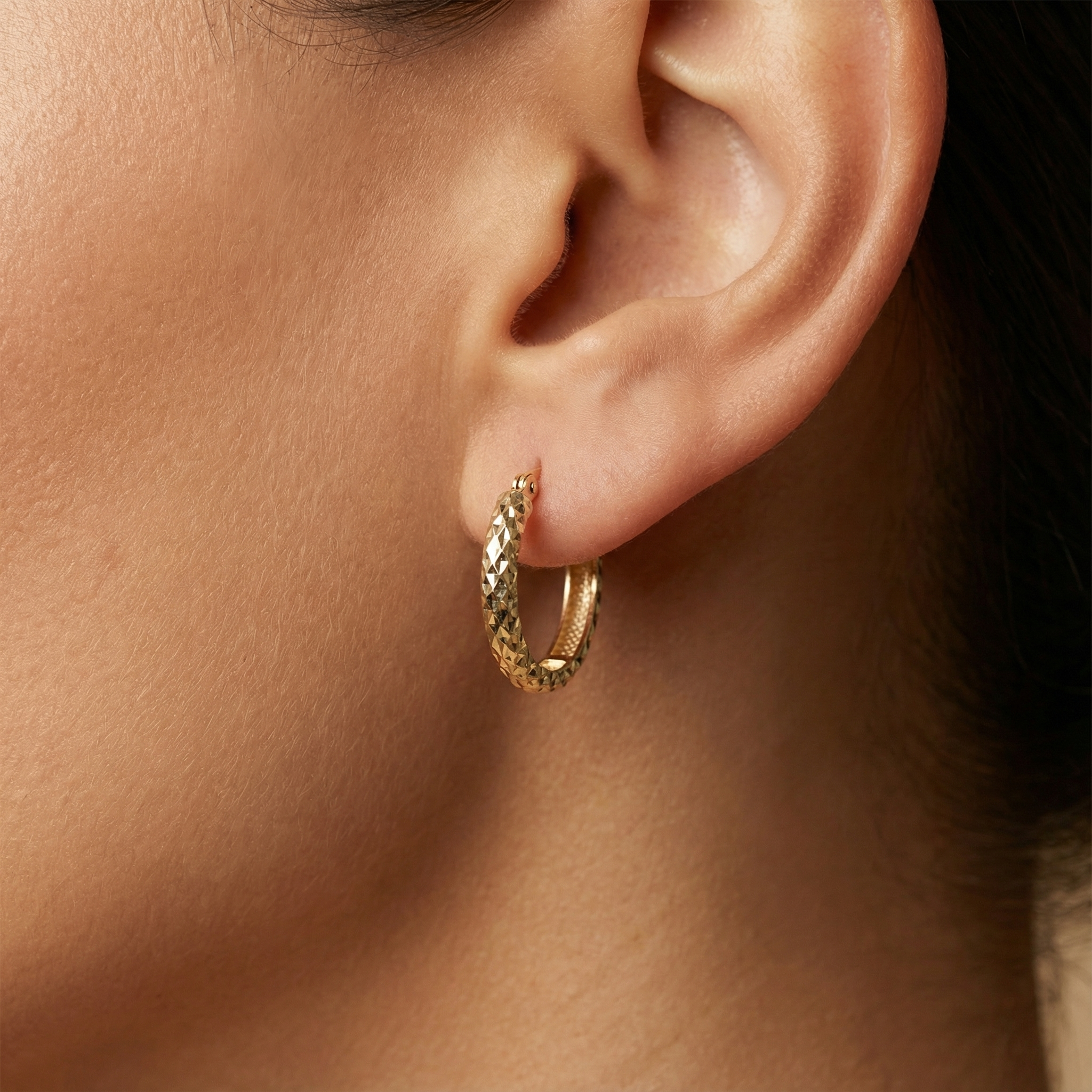 Grapa de Oro 14k Diseño Hueco Redondo con Diamantado Especial Brillante mod. 10306