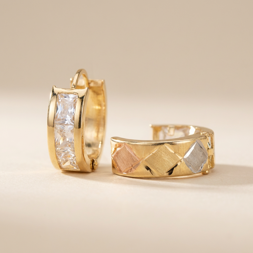 Grapa de Oro 14k Doble Vista con Zirconias y Detalles Diamantados en Diseño de Rombos Mate mod. 10587