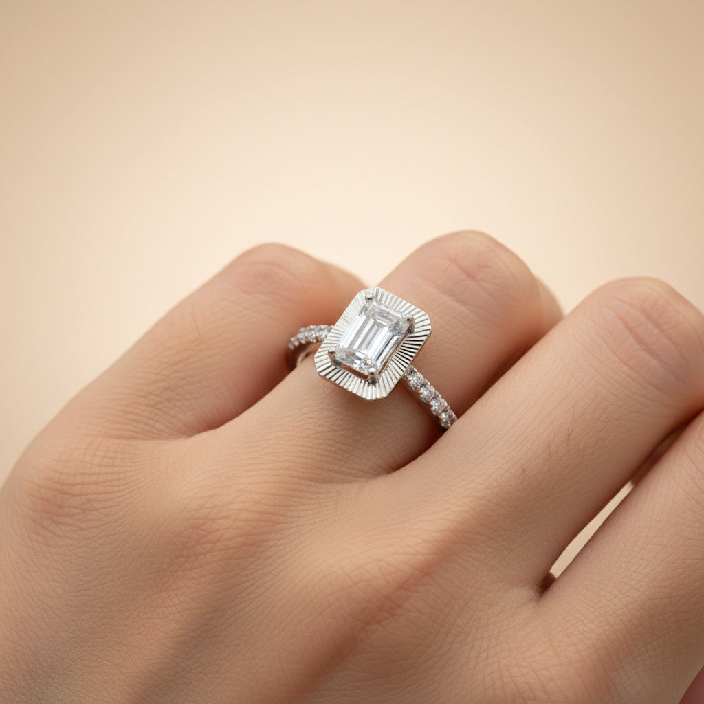 Anillo de Compromiso en Oro 14k Diseñado con Zirconias y Centro con Bisel Diamantado mod. 10401