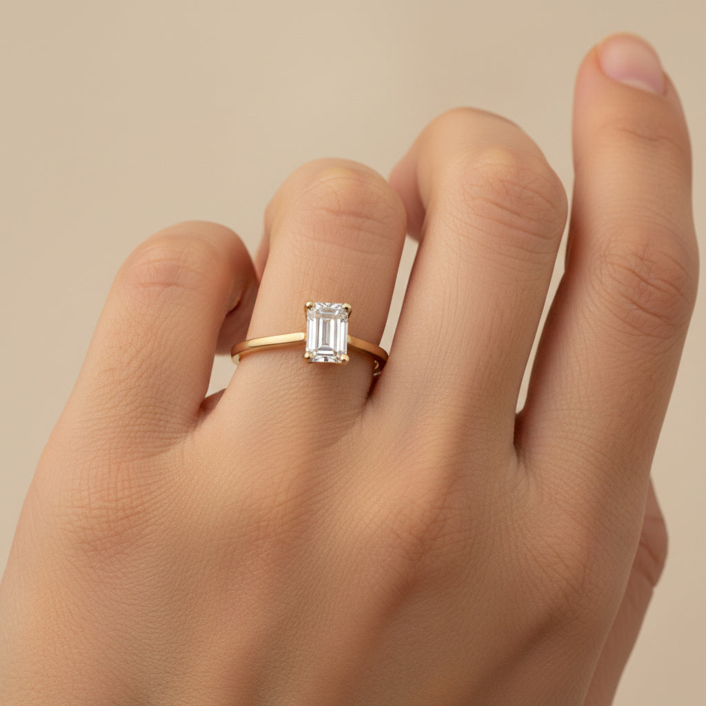 Anillo de Compromiso en Oro 14k con Diseño Fino y Delgado Incrustado con Zirconia Rectangular mod. 10410