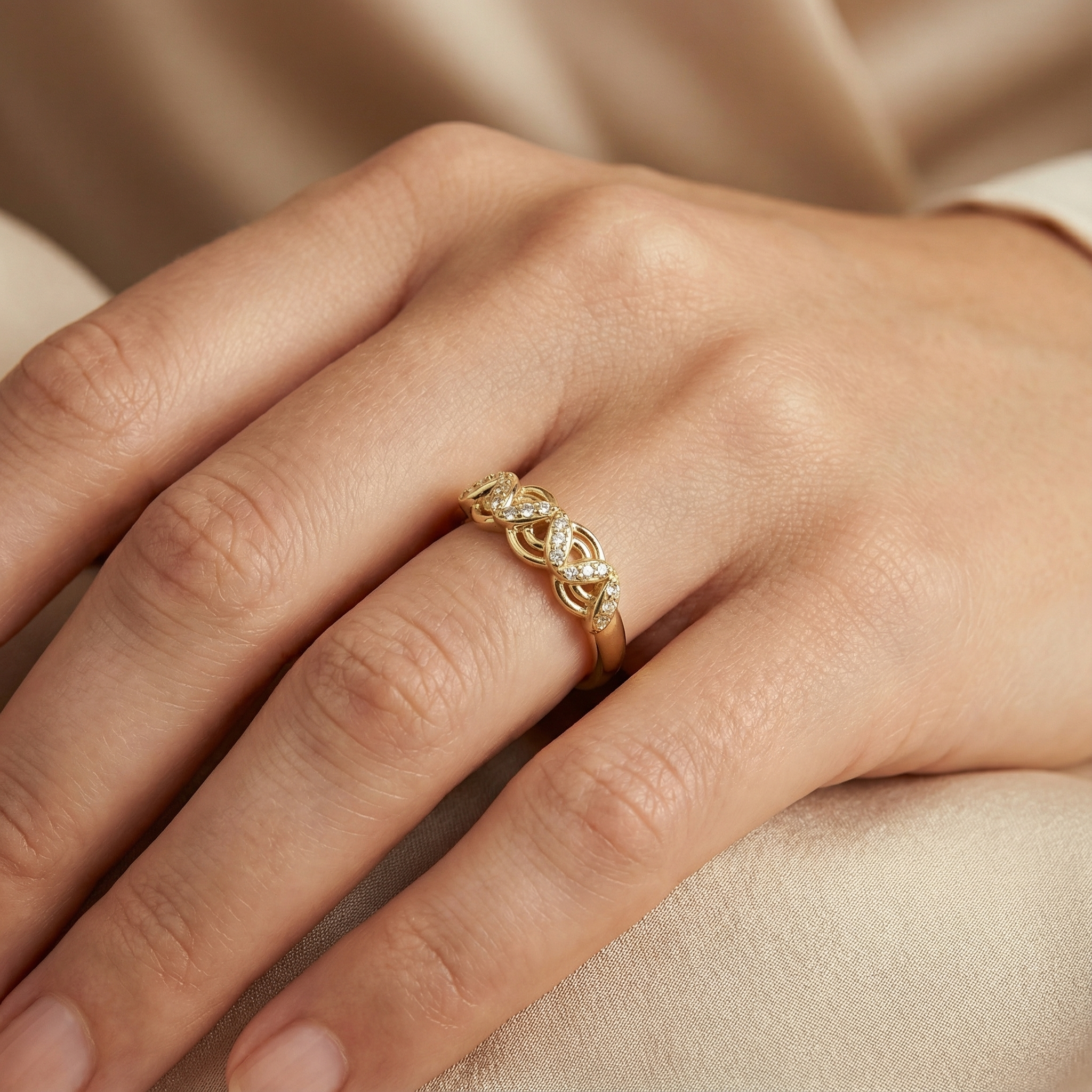 Anillo de Oro 14k con Diseño ZigZag Elegante Incrustado con Zirconias mod. 10289