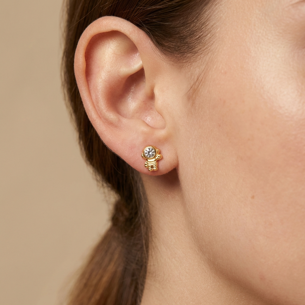 Broquel de Oro 10k Diseño de Astronauta con ZIrconia Brillante mod. 10440