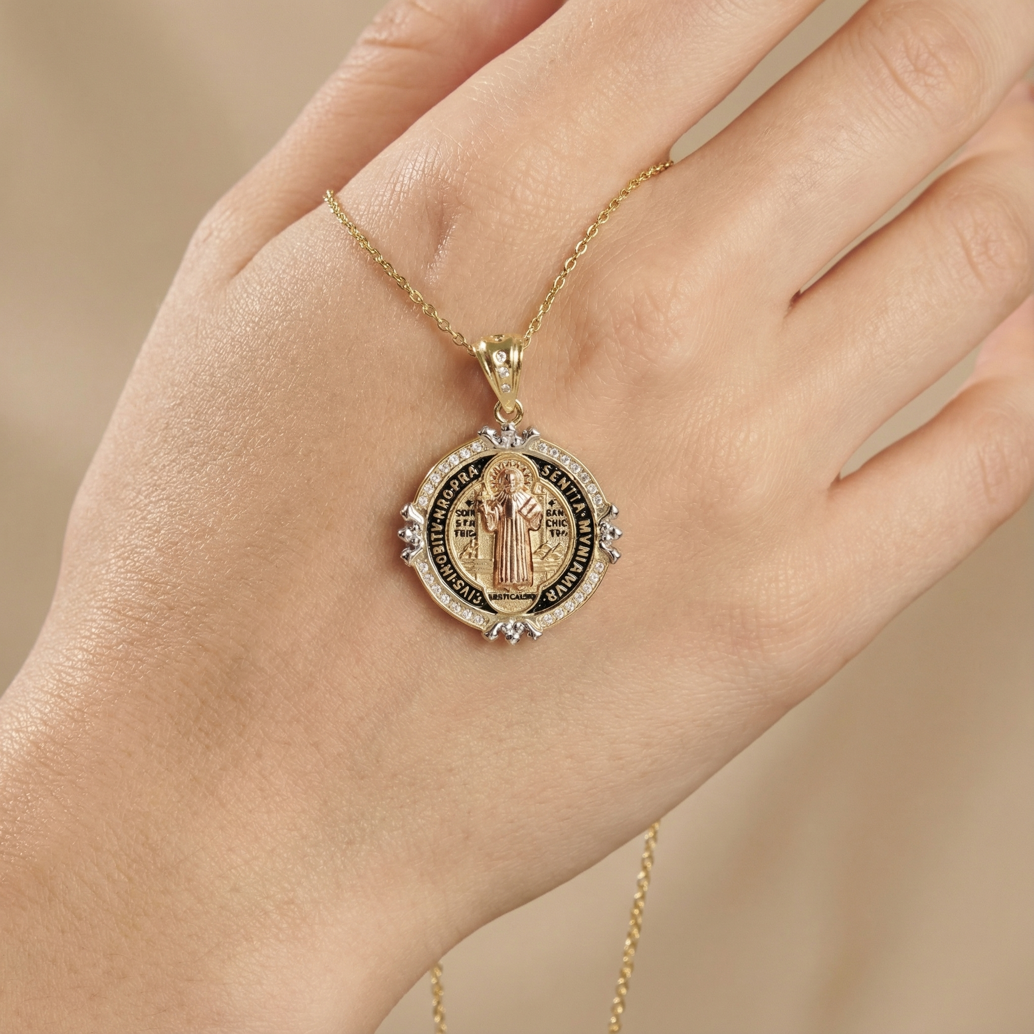 Medalla de Oro 14k Diseño Plus con Imagen de San Benito y su Sello mod. 10247