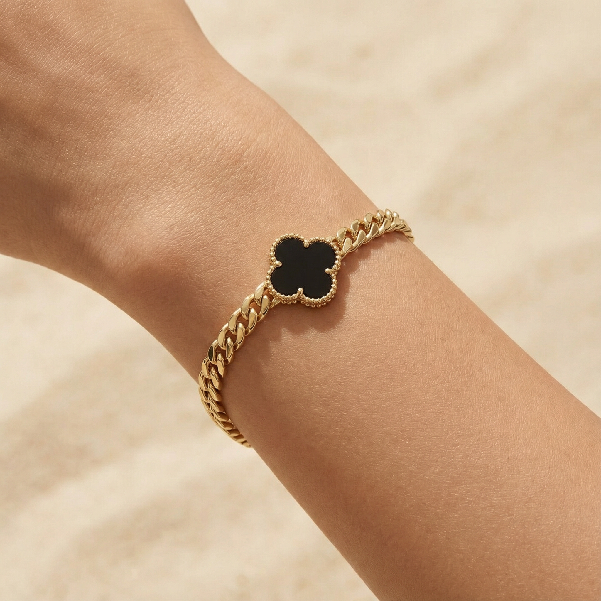 Pulsera de Oro 14k Tejido Barbado Hueco con Trébol de Onix y Zirconias Finas mod. 10304