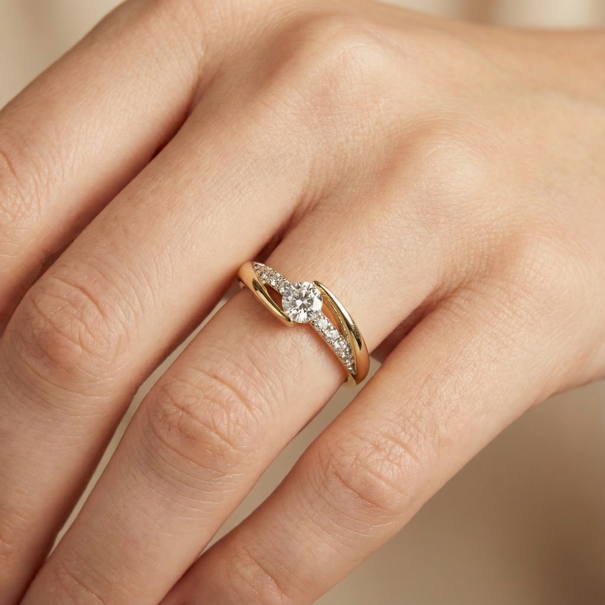 Anillo de Compromiso en Oro 14k Modelo Elegante con Incrustación Especial de Zirconias mod. 10270