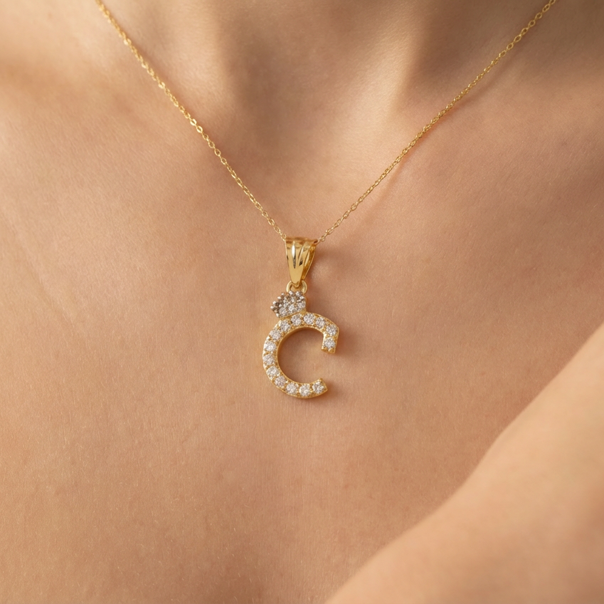 Dije de Oro 14k Modelo de Inicial C Diseñado con Corona e Incrustación de Zirconias mod. 10560