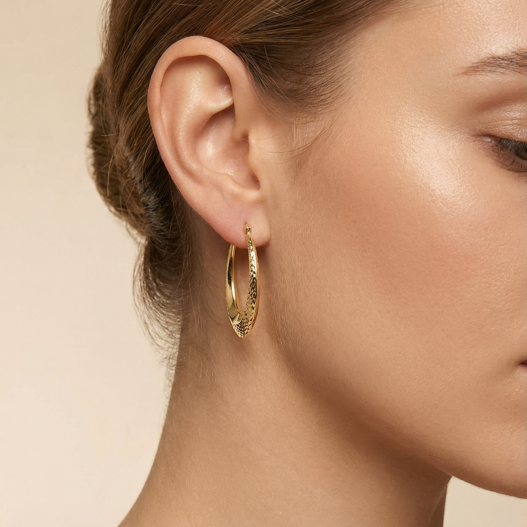 Arracada de Oro 14k Diseño Oval Hueco Detallado con Diamantado mod. 10316