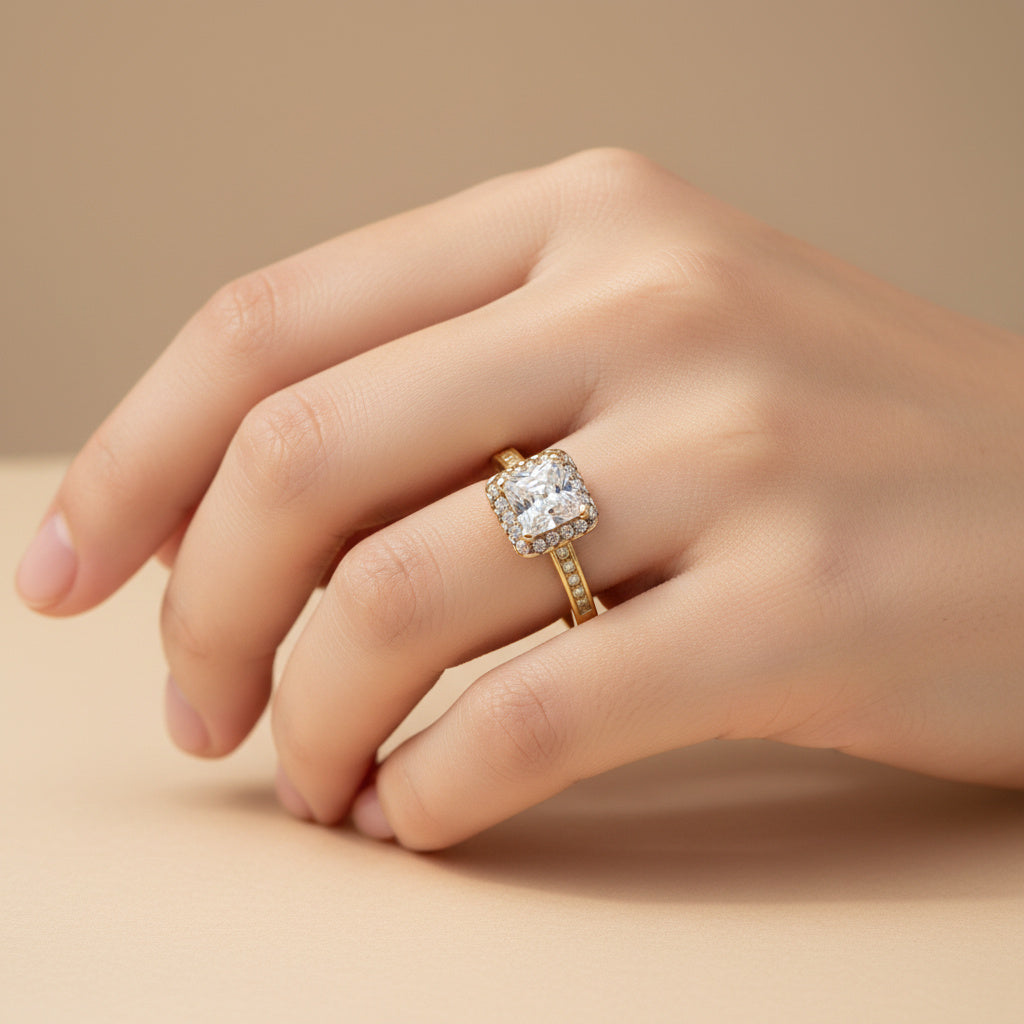 Anillo de Compromiso en Oro 14k Modelo Elegante con Incrustación Especial de Zirconias mod. 10411