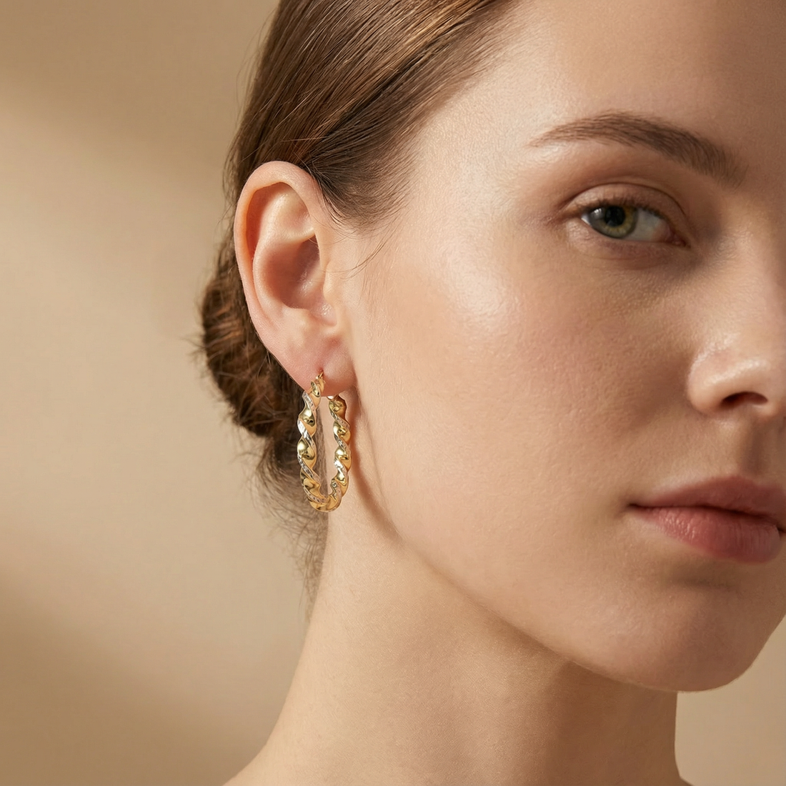 Arracada de Oro 14k Diseño Torcido Especial Detallada con Diamantado Fino mod. 10317