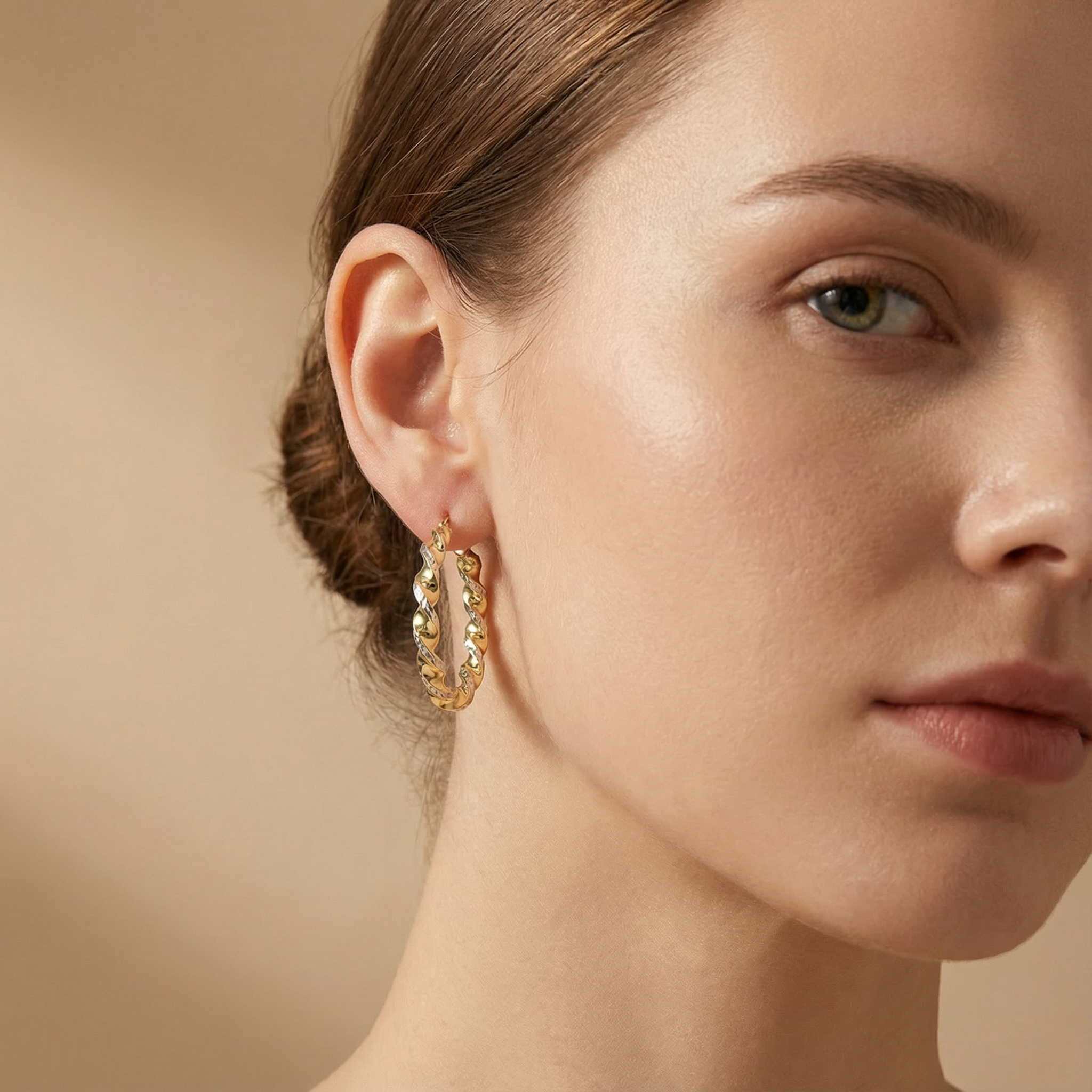 Arracada de Oro 14k Diseño Torcido Especial Detallada con Diamantado Fino mod. 10317